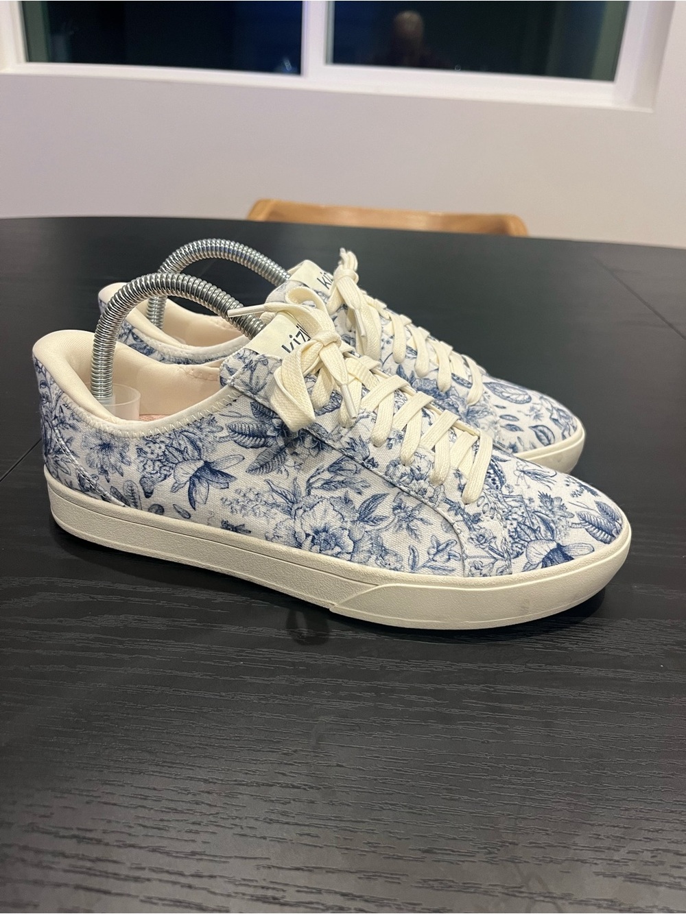 Kizik hands Free Slip on sneakers - Women’s Size 8